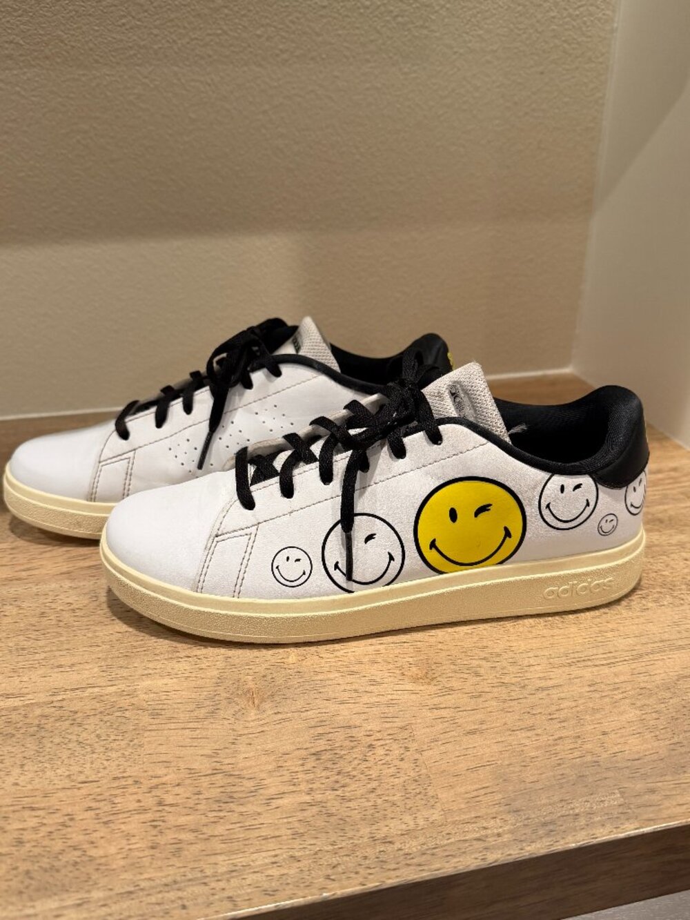 adidas x Smiley World Advantage Sneakers Youth Size 5 White IH6276 - Picture 2 of 10